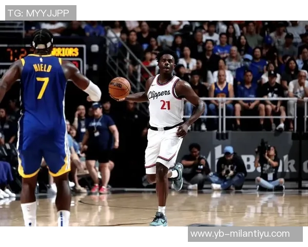 拳击手出击波蒂斯上篮遭无视犯规愤怒重拳击打篮架引发热议